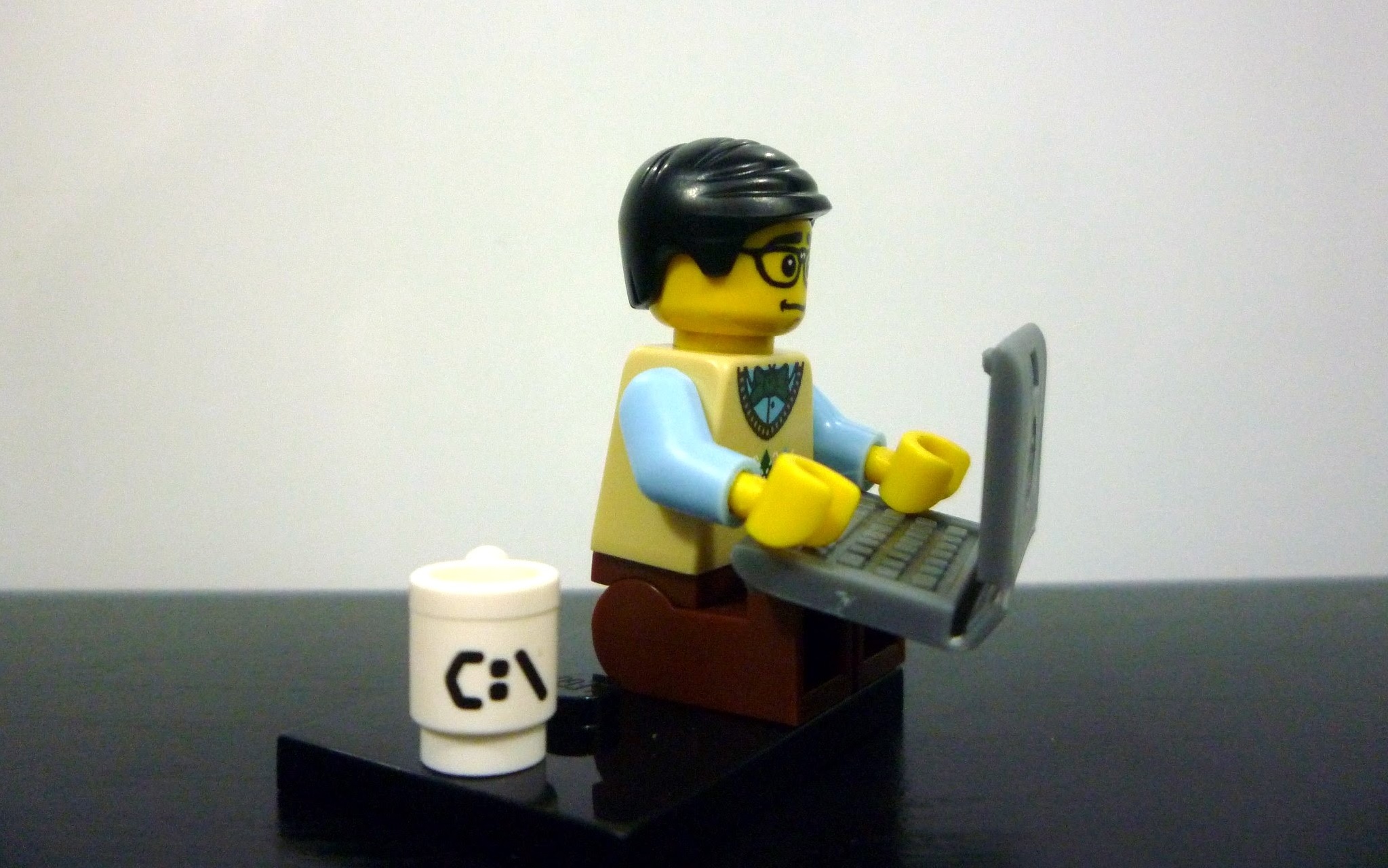 lego-minifigures-series-7-computer-programmer-at-work2